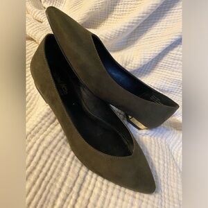 Coach and Four Women’s Green Suede Ballet Flats Size 7